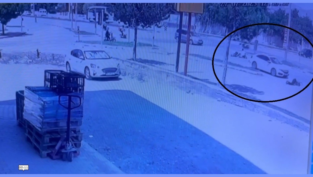 Erzincan'da otomobil ile elektrikli bisikletin çarpışma anı güvenlik kamerasına yansıdı
