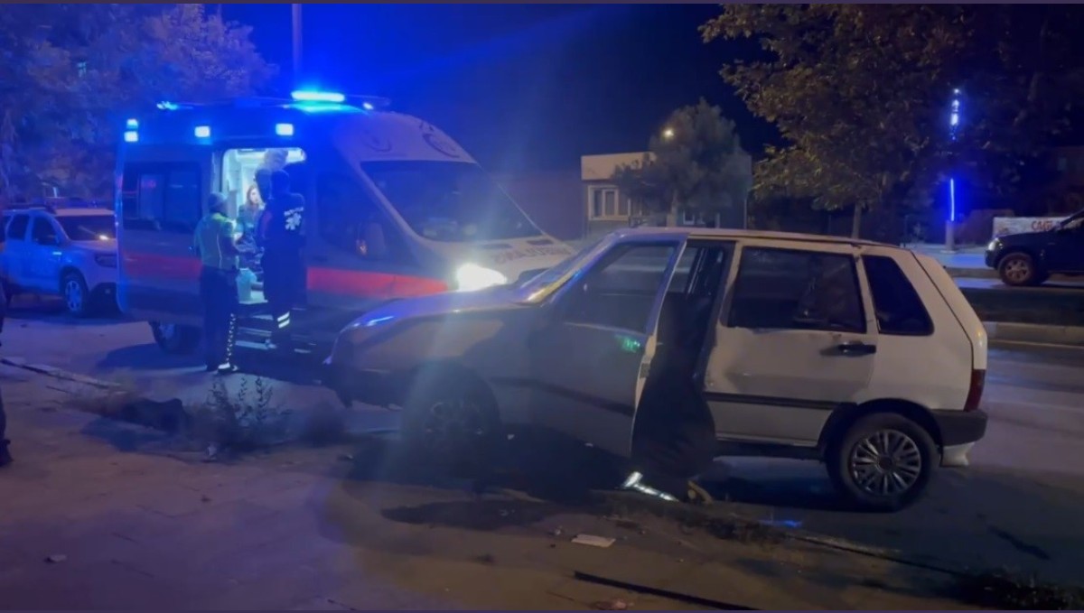 Erzincan'da otomobil kaldırıma çıktı: 1 yaralı