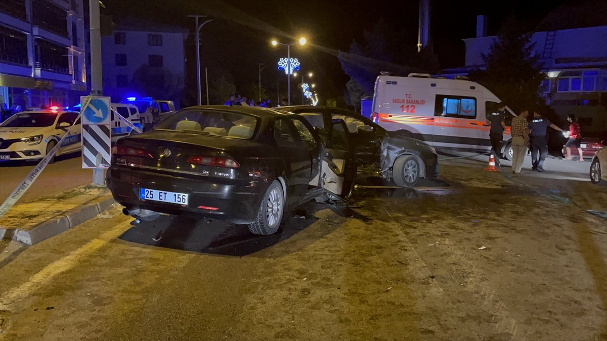 Erzincan'da otomobil şarampole devrildi, 1 kişi öldü, 4 kişi yaralandı