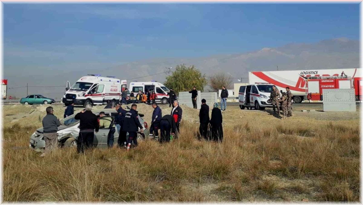 Erzincan'da otomobil şarampole uçtu: 2'si ağır 4 yaralı