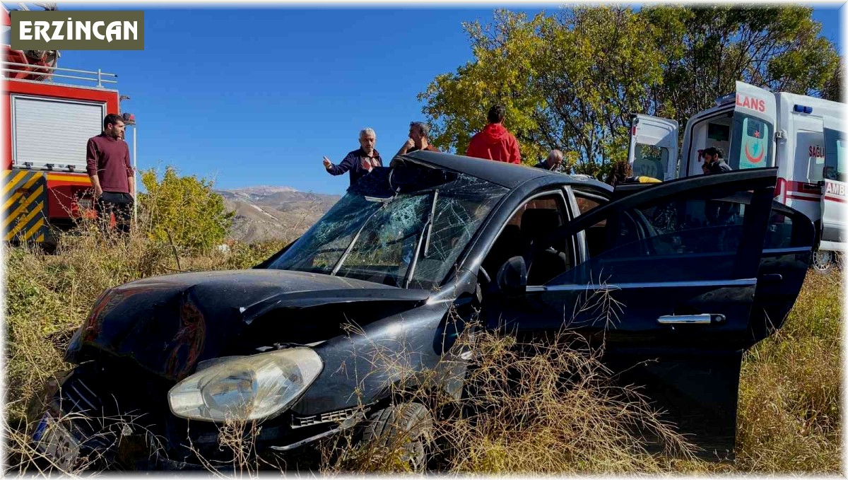 Erzincan'da otomobil şarampole uçtu: 2 yaralı