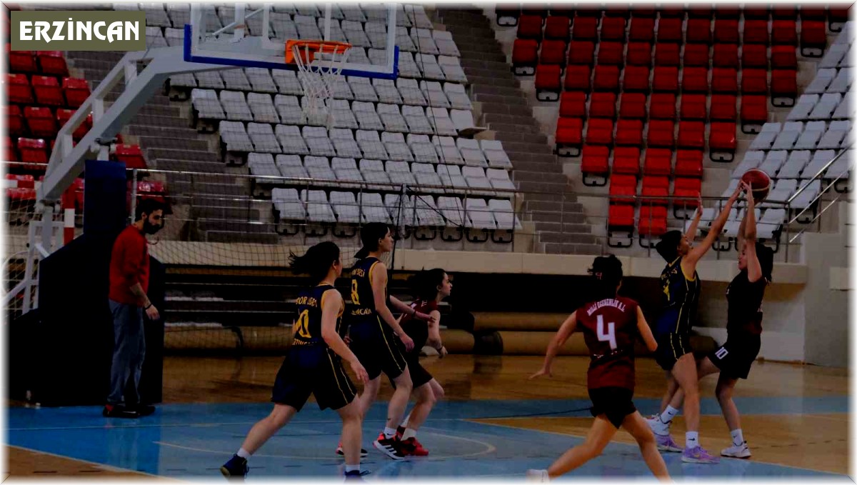 Erzincan'da oynanan basketbol şampiyonasında liseliler ter döktü