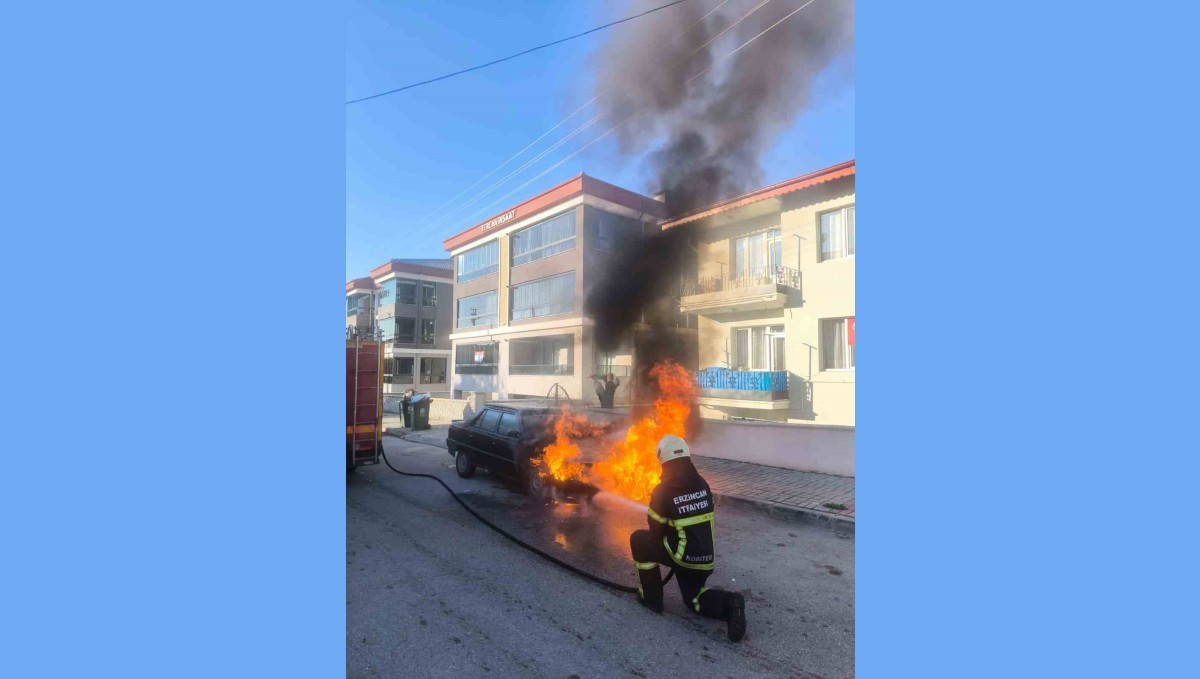 Erzincan'da park halindeki araç yandı