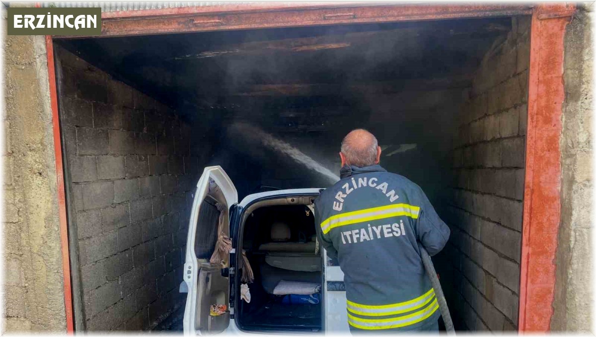 Erzincan'da park halindeki otomobil yandı