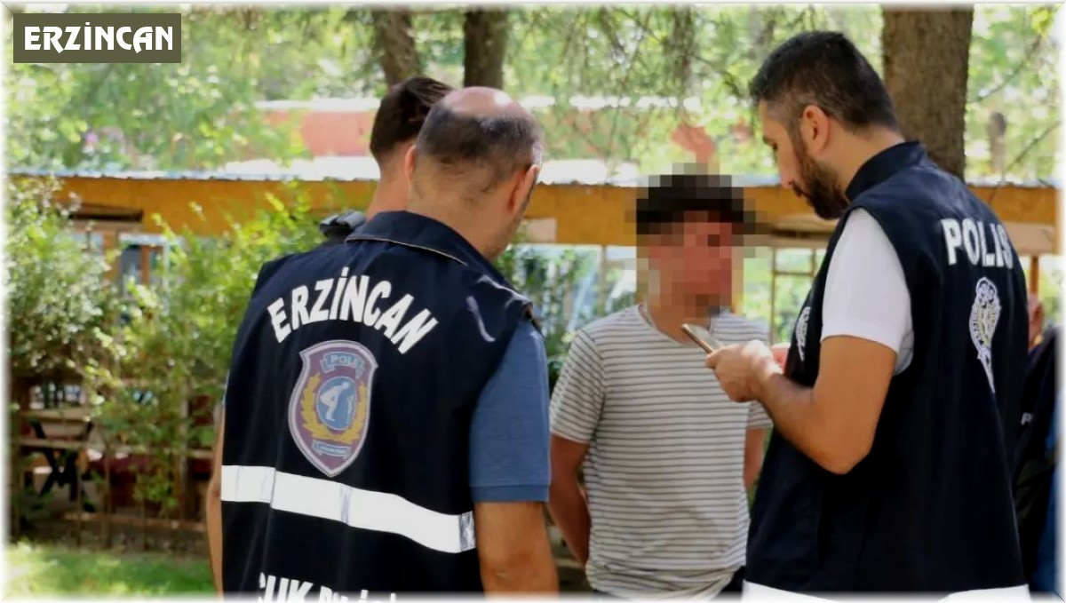 Erzincan'da polis ekipleri tarafından okul çevrelerinde denetim yapıldı