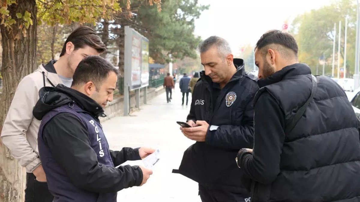 Erzincan'da polis ekipleri tarafından okul çevrelerinde denetimler sürüyor