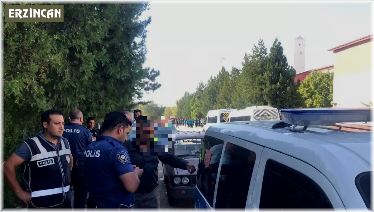 Erzincan'da polis ekipleri tarafından okul çevrelerinde denetimler sürüyor