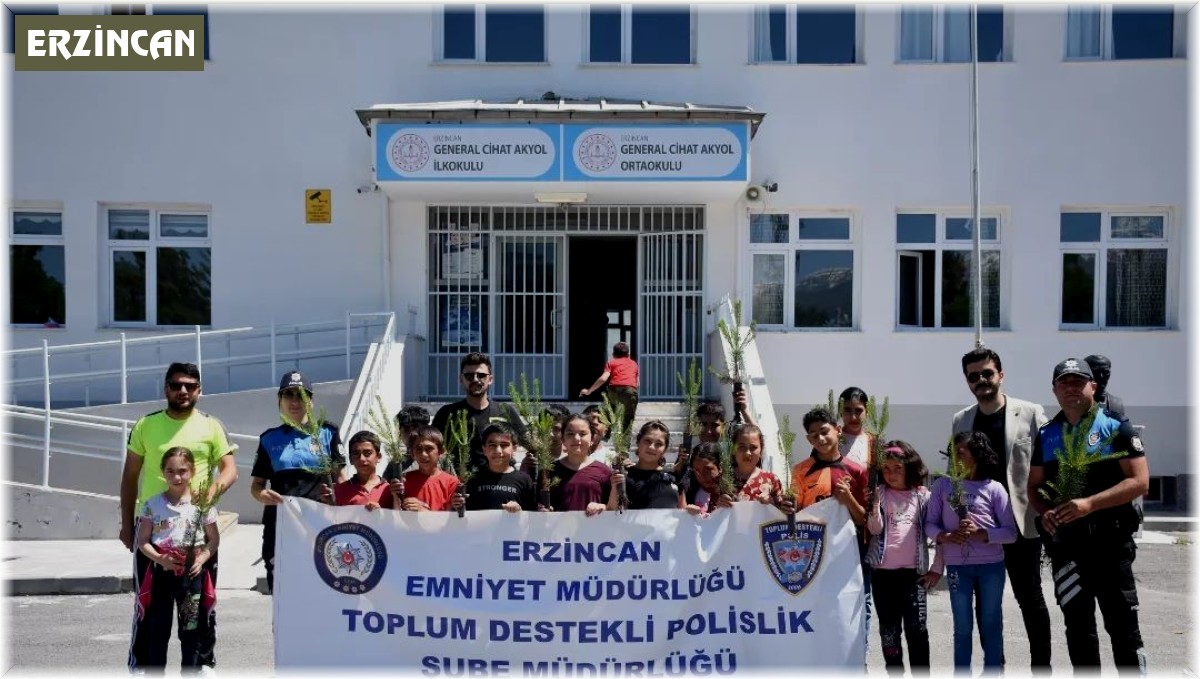 Erzincan'da polisler çocuklarla fidan dikti