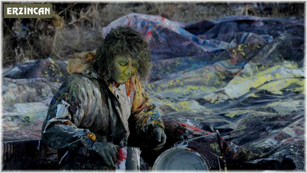 Erzincan'da profesörden sıra dışı sanat performansı