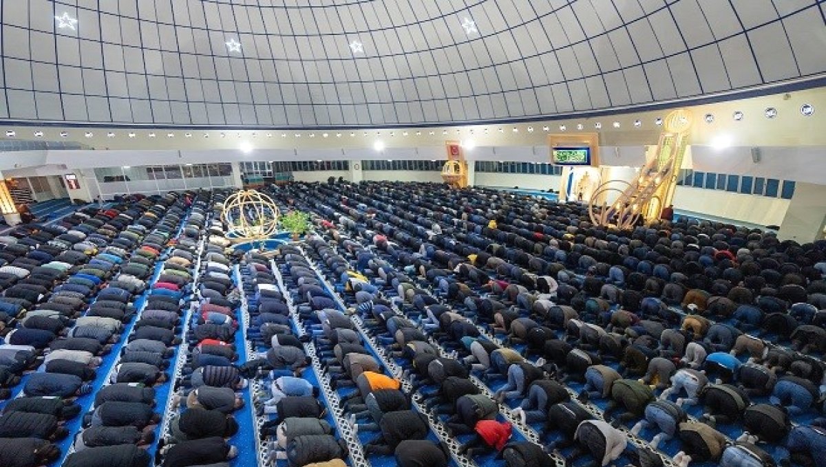 Erzincan'da Ramazan'ın ilk teravihinde camiler doldu