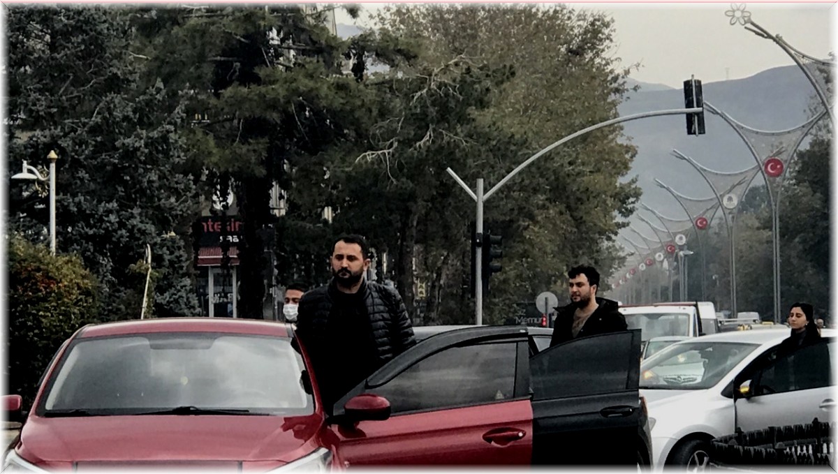 Erzincan'da saat 9'u 5 geçe hayat durdu