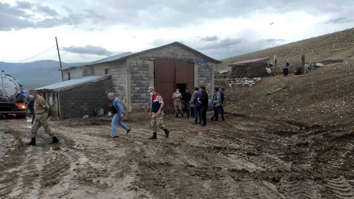 Erzincan'da sağanak sonrası derelerden sel geldi