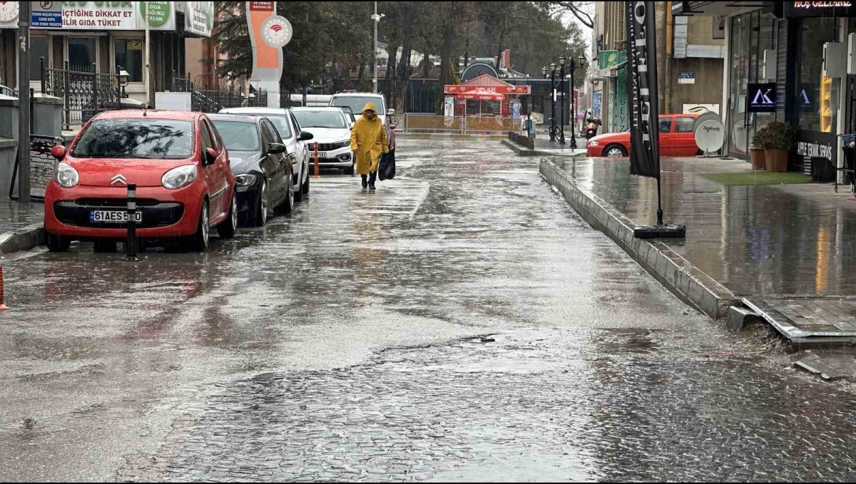 Erzincan'da sağanak sonrası yollar göle döndü