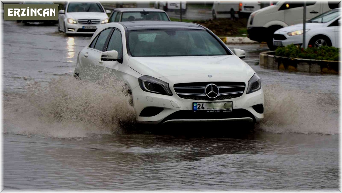 Erzincan'da sağanak yağış caddeleri suyla doldurdu