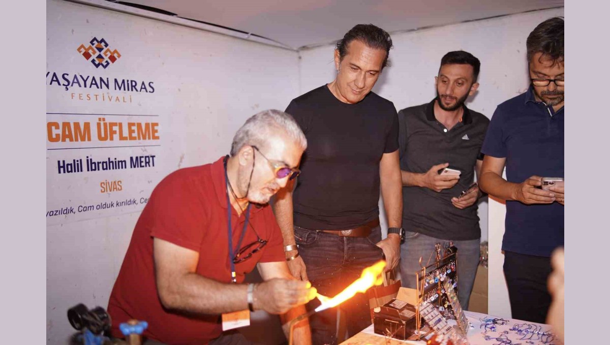 Erzincan'da sahne alan Kıraç, konser öncesi Somut Olmayan Kültürel Miras Taşıyıcılarıyla buluştu