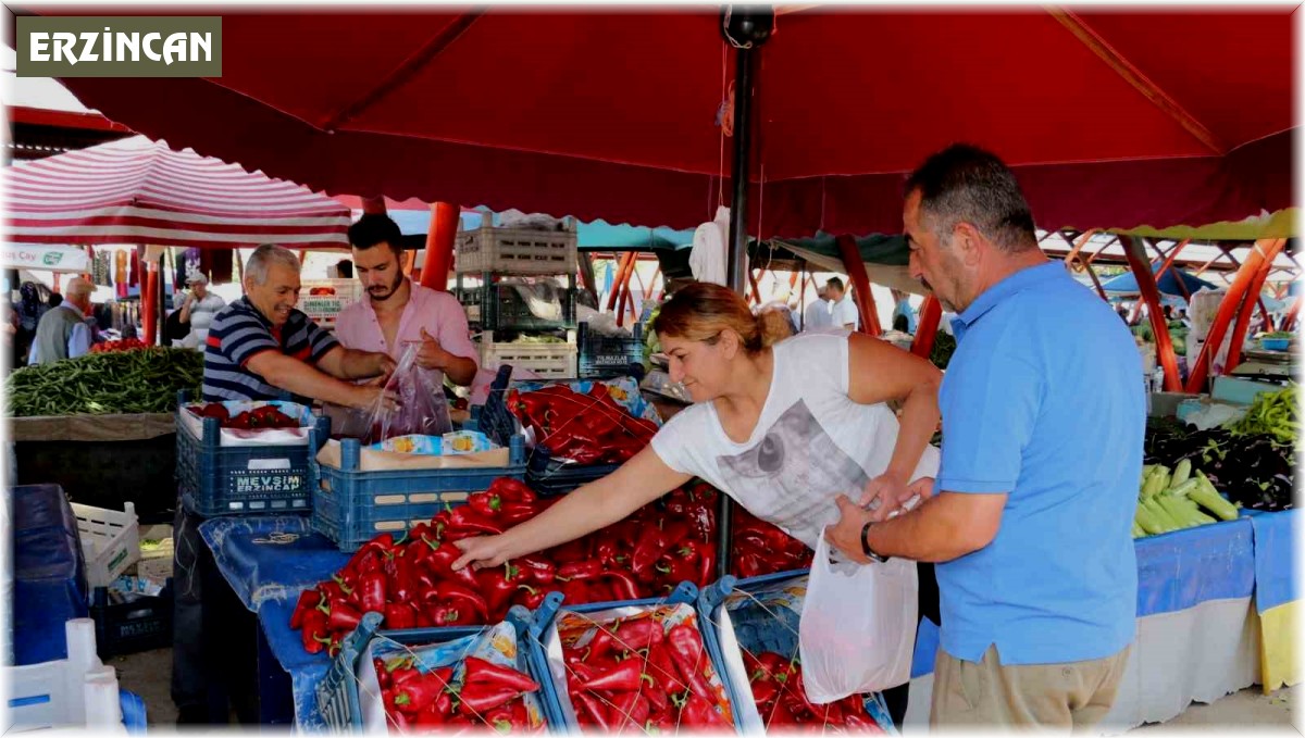 Erzincan'da salçalık domates ve biberler tezgahlarda