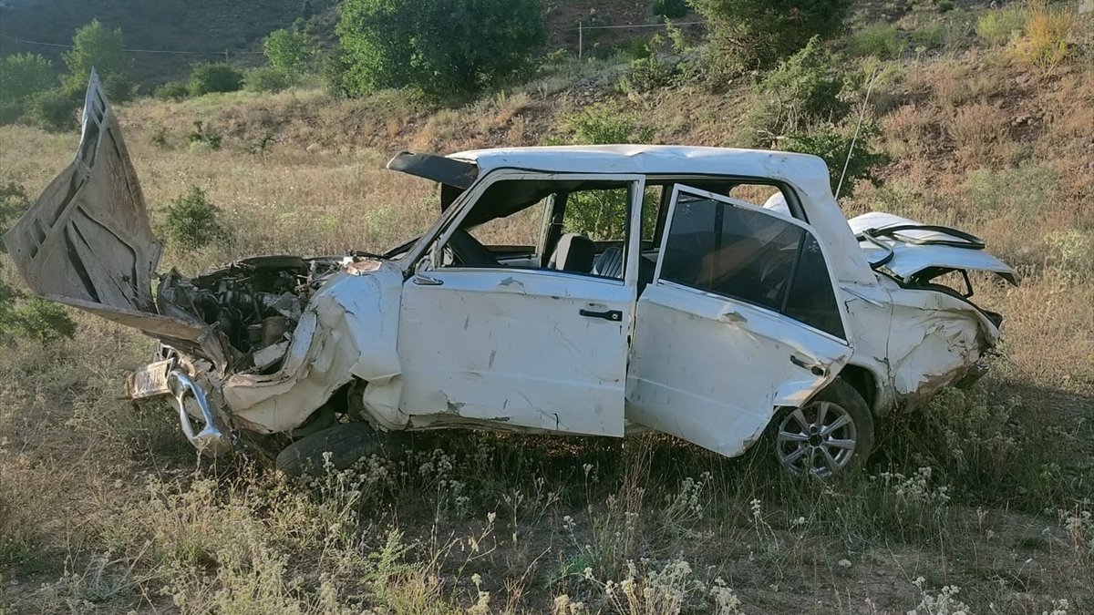 Erzincan'da şarampole devrilen otomobilde 4 kişi yaralandı
