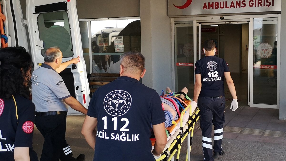 Erzincan'da şarampole devrilen otomobildeki 5 kişi yaralandı