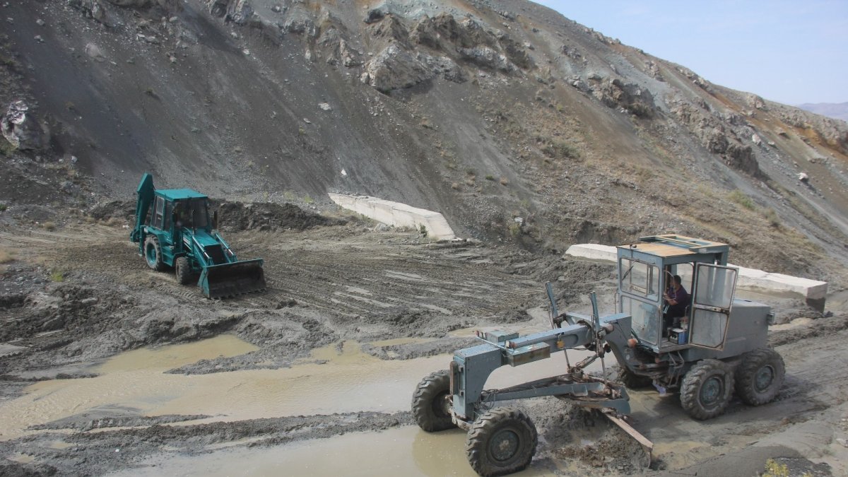 Erzincan'da sel sonrası kapanan köy yolu ulaşıma açılıyor