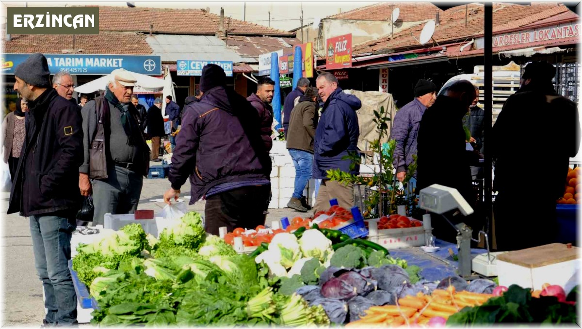 Erzincan'da semt pazarında hareketlilik