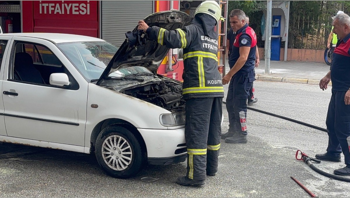 Erzincan'da seyir halindeki araç yandı