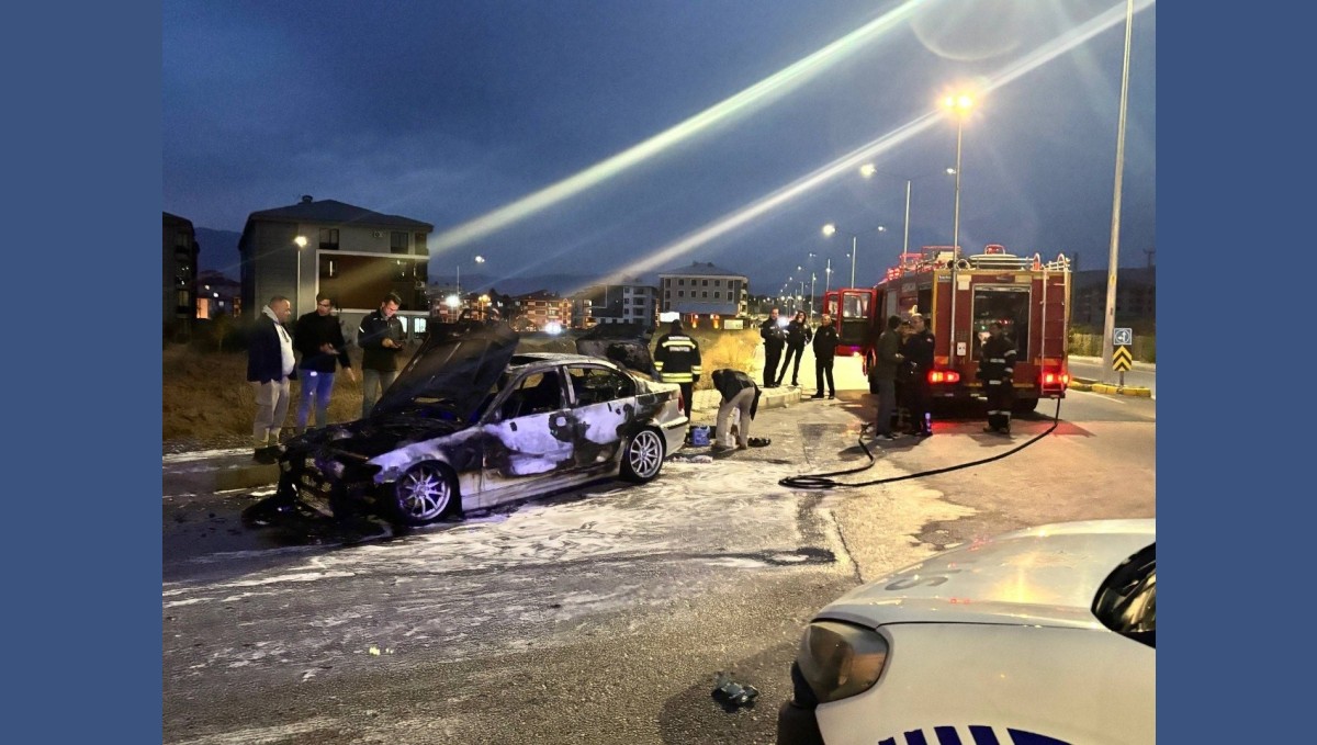 Erzincan'da seyir halindeki otomobil alev aldı: 2 kişi son anda kurtuldu