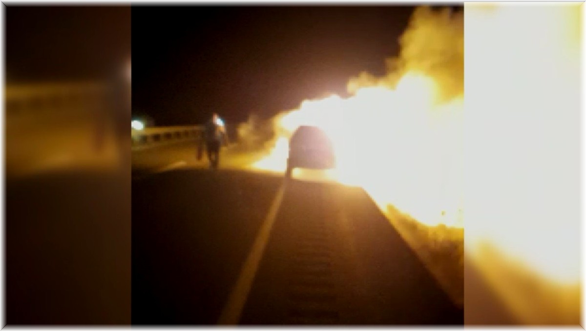 Erzincan'da seyir halindeki otomobil yandı