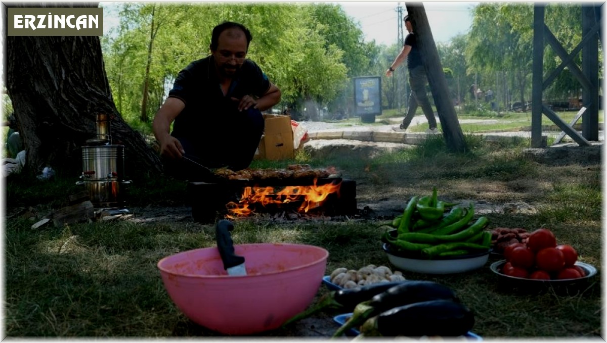 Erzincan'da sıcaktan bunalan vatandaşlar Ekşisu'ya akın ediyor