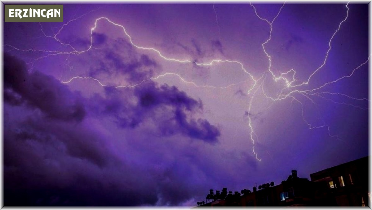 Erzincan'da şimşekler geceyi aydınlattı