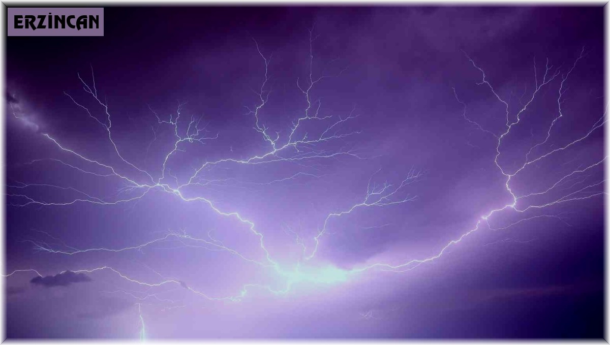 Erzincan'da şimşekler geceyi aydınlattı