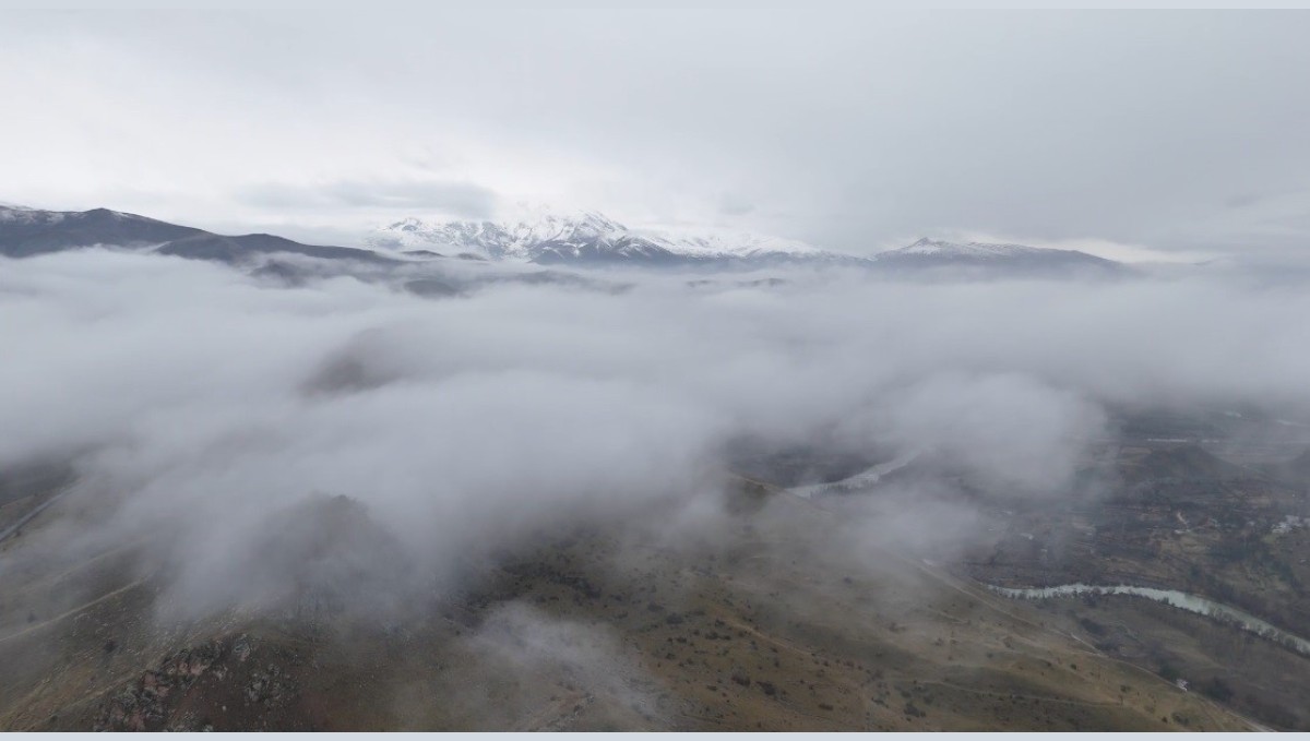 Erzincan'da sis bulutları doğayı masalsı bir görünüme bürüdü