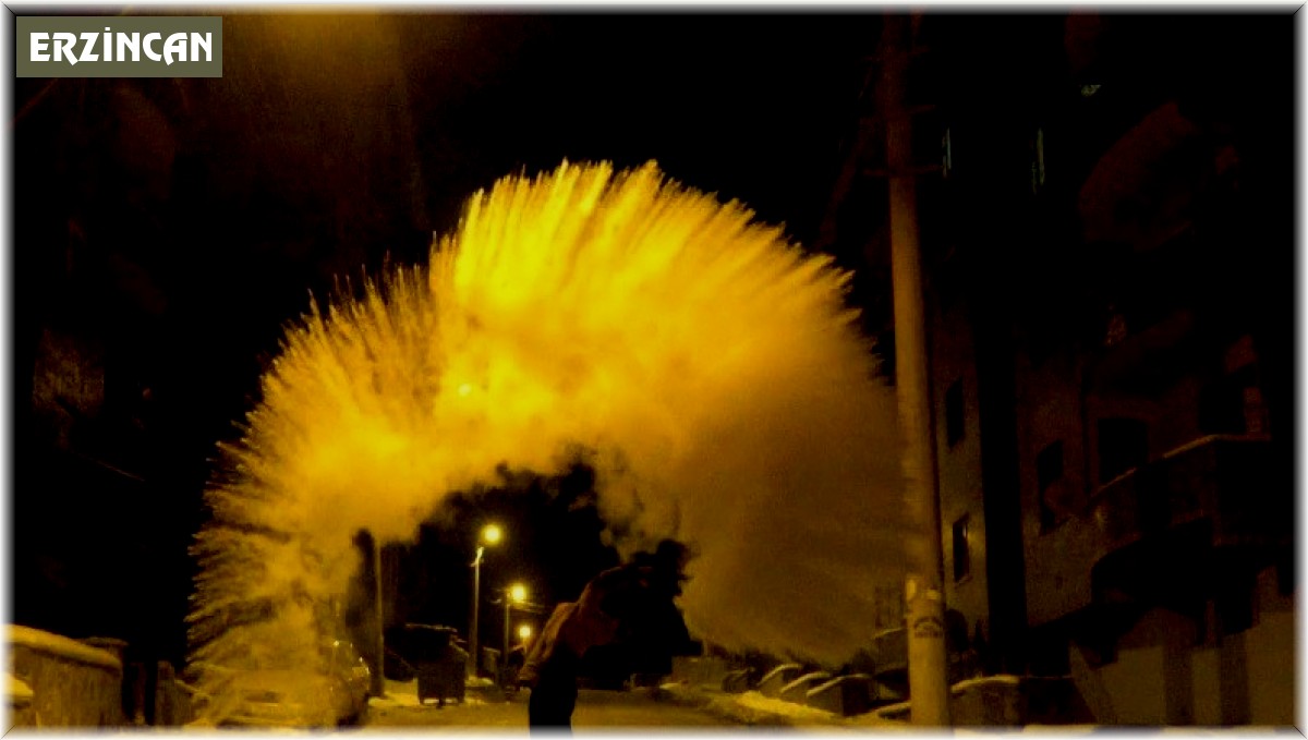 Erzincan'da soğuk havada havaya serpilen kaynar su yere düşmeden buz oldu