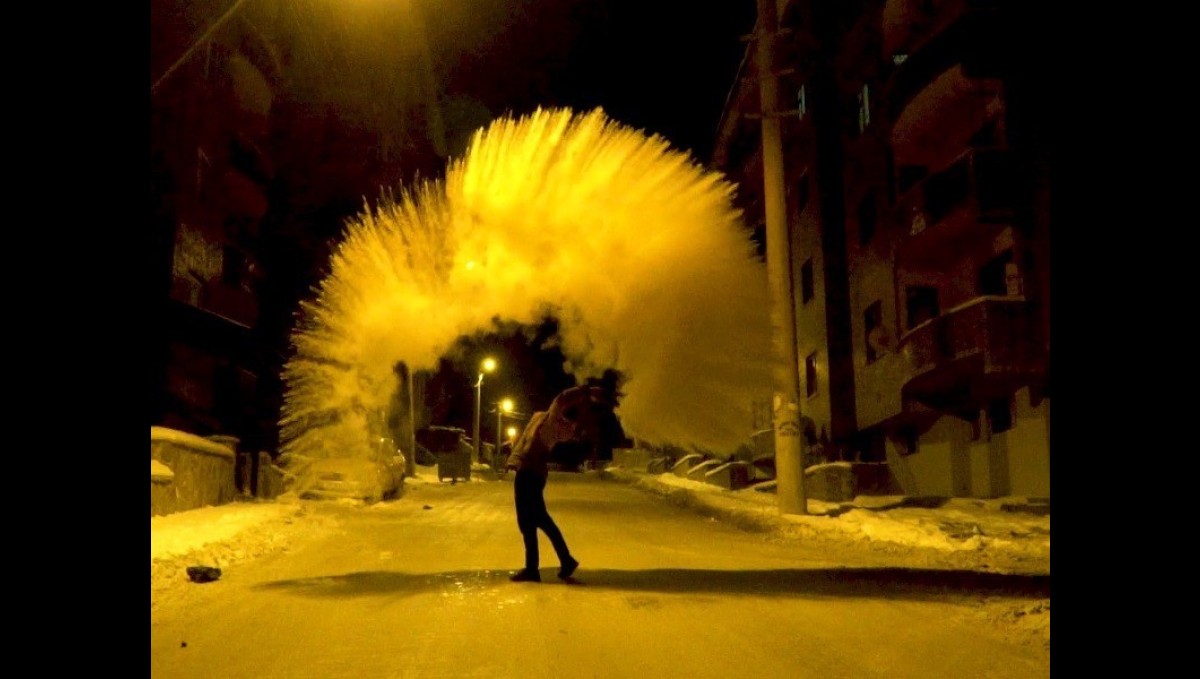 Erzincan'da soğuk havada havaya serpilen kaynar su yere düşmeden buz oldu