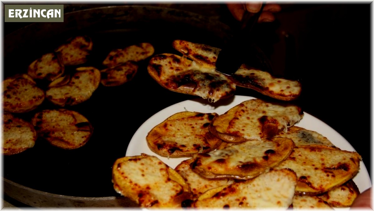Erzincan'da soğuk kış gecelerinin sıcak lezzeti kaşarlı patates