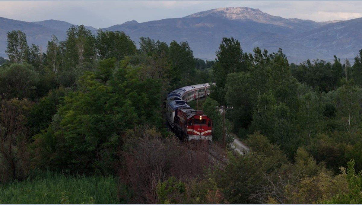 Erzincan'da sonbahar manzarası eşliğinde yol alan Doğu Ekspresi