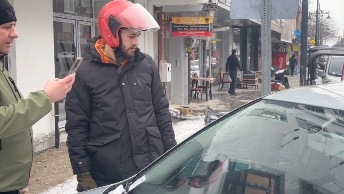 Erzincan'da su tahliye borusu park halindeki aracın üzerine düştü