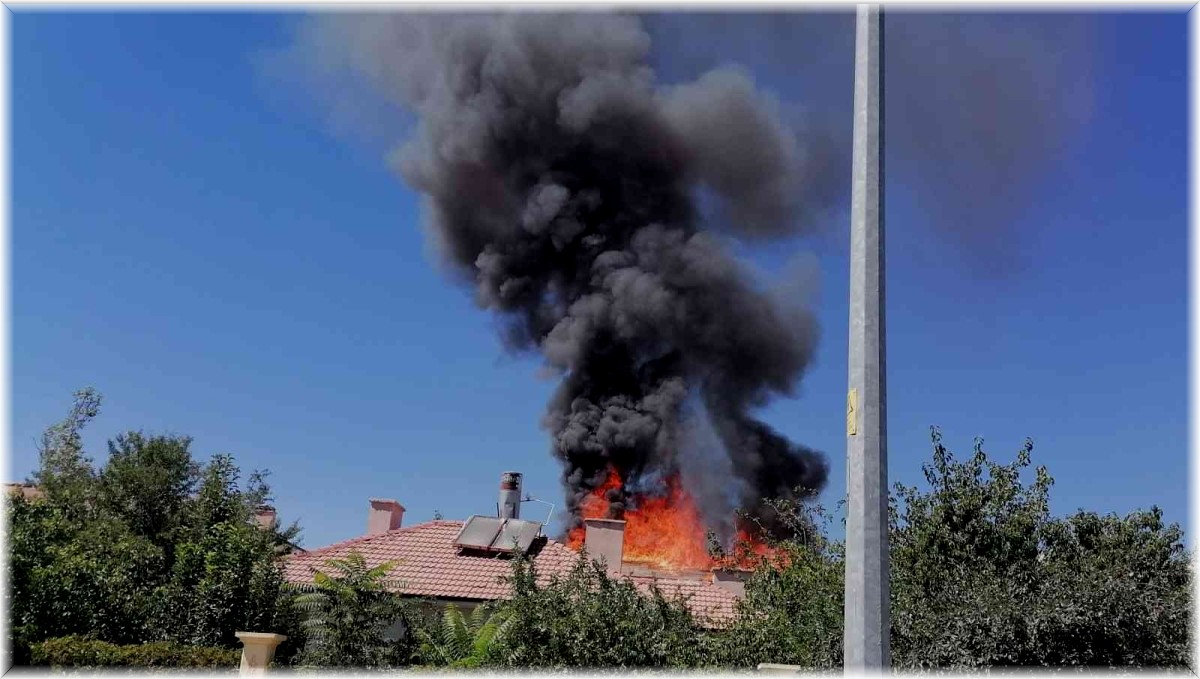 Erzincan'da tadilattaki lojmanın çatısı alev alev yandı