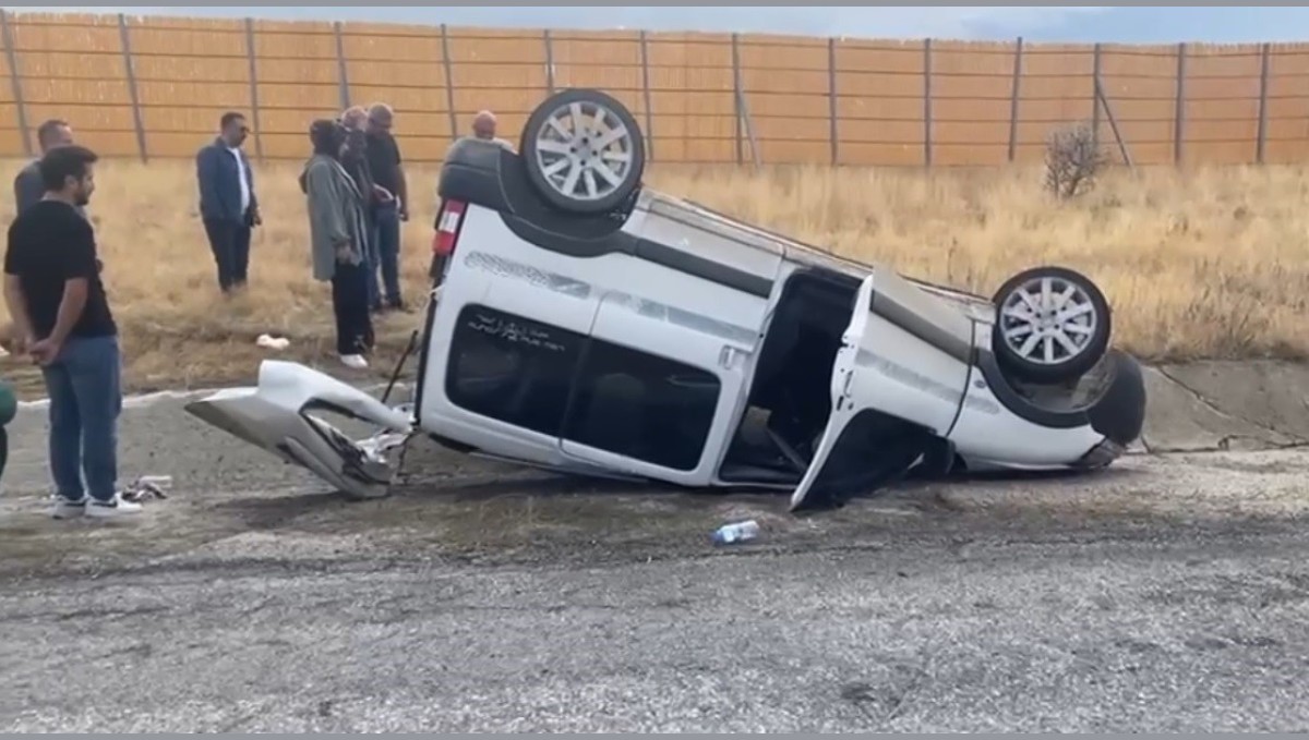 Erzincan'da takla atan araçtaki 4 kişi yaralandı