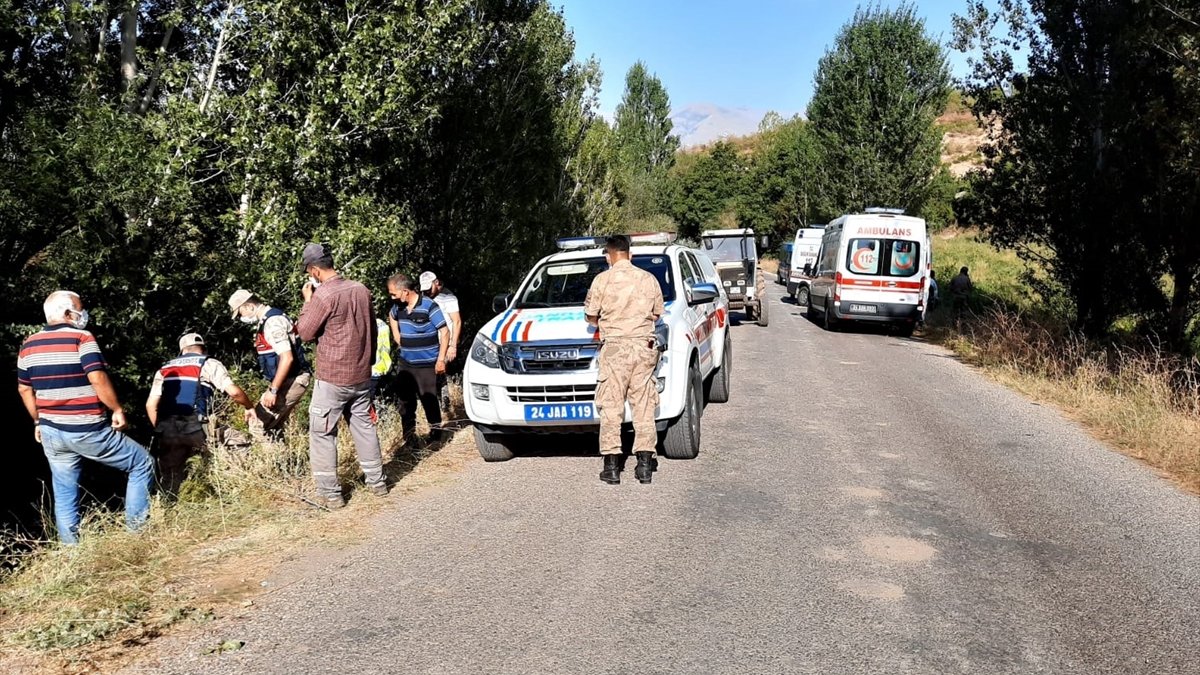 Erzincan'da tarım aracı devrildi, 7 kişi yaralandı