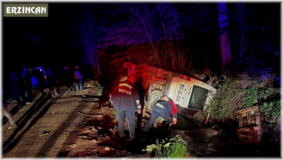 Erzincan'da tarım işçilerini taşıyan minibüs su kanalına devrildi: 6 yaralı