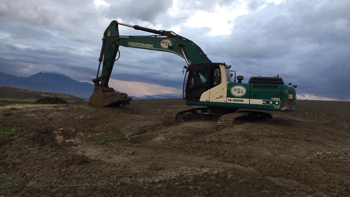 Erzincan'da taşkın nedeniyle kapanan 2 köy ve 1 ilçe yolu ulaşıma açıldı