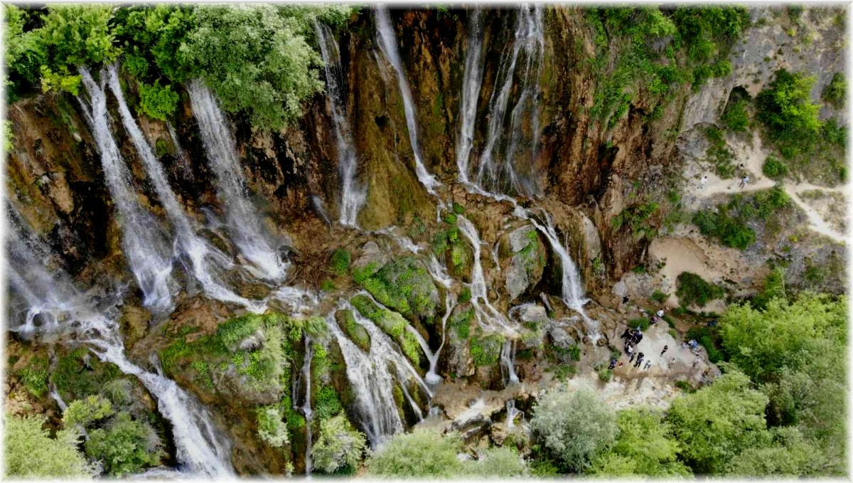 Erzincan'da tatilciler serinlemek için şelalelere akın ediyor