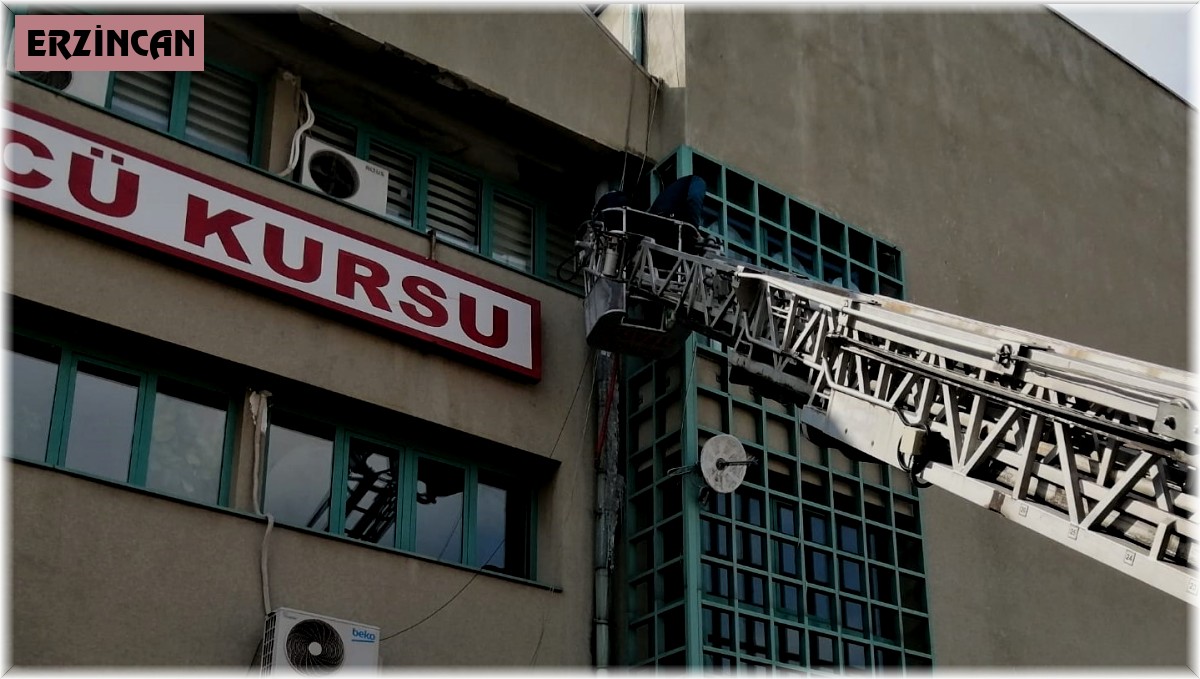 Erzincan'da tehlike saçan buz sarkıtları temizleniyor