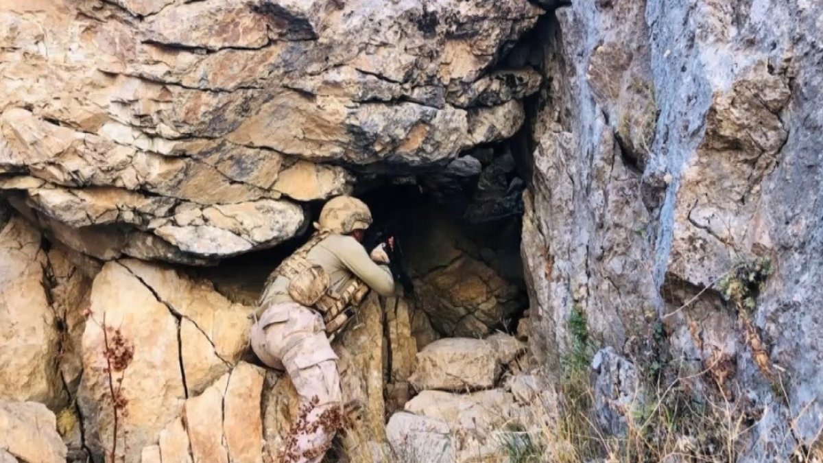 Erzincan'da teröristlerce kullanılan 4 katlı sığınak imha edildi