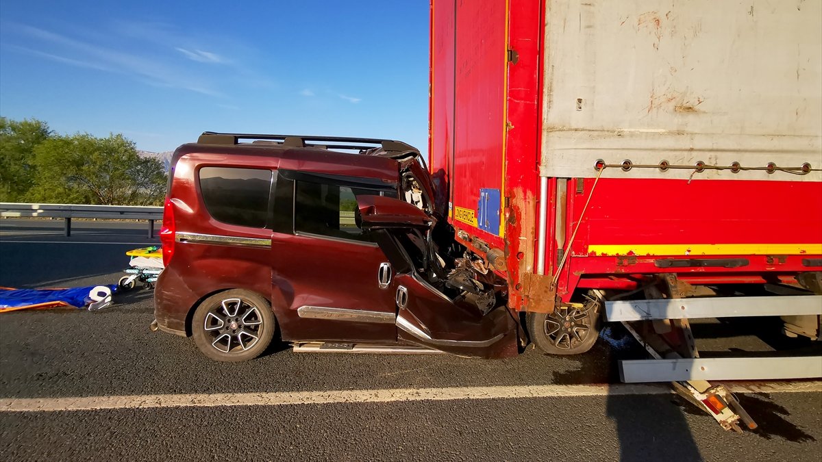 Erzincan'da tıra çarparak araçta sıkışan kamyonet sürücüsü AFAD ekibince çıkarıldı