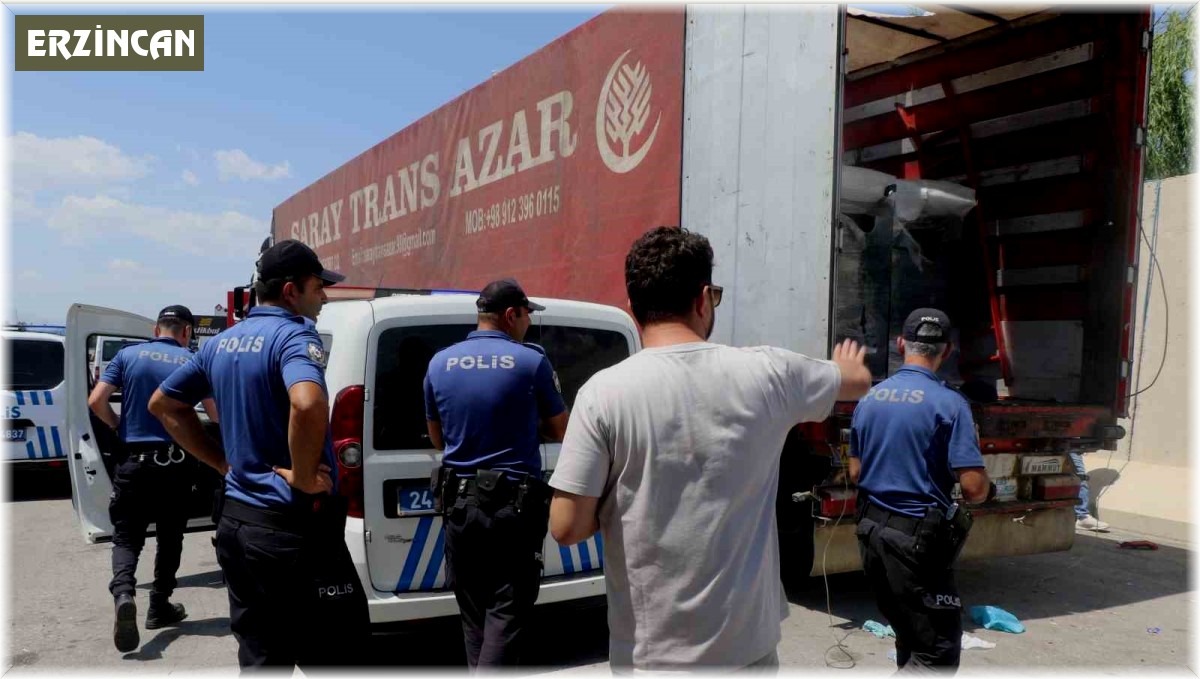 Erzincan'da tırın dorsesinde 70 civarında kaçak göçmen yakalandı