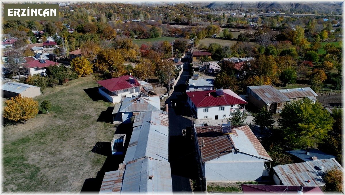 Erzincan'da toprak yollar asfaltla buluşuyor