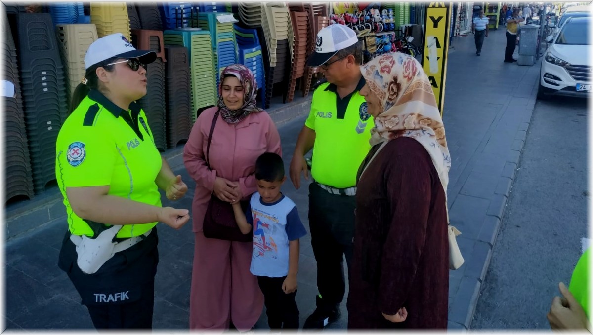Erzincan'da trafik ekipleri yayaları bilgilendirdi