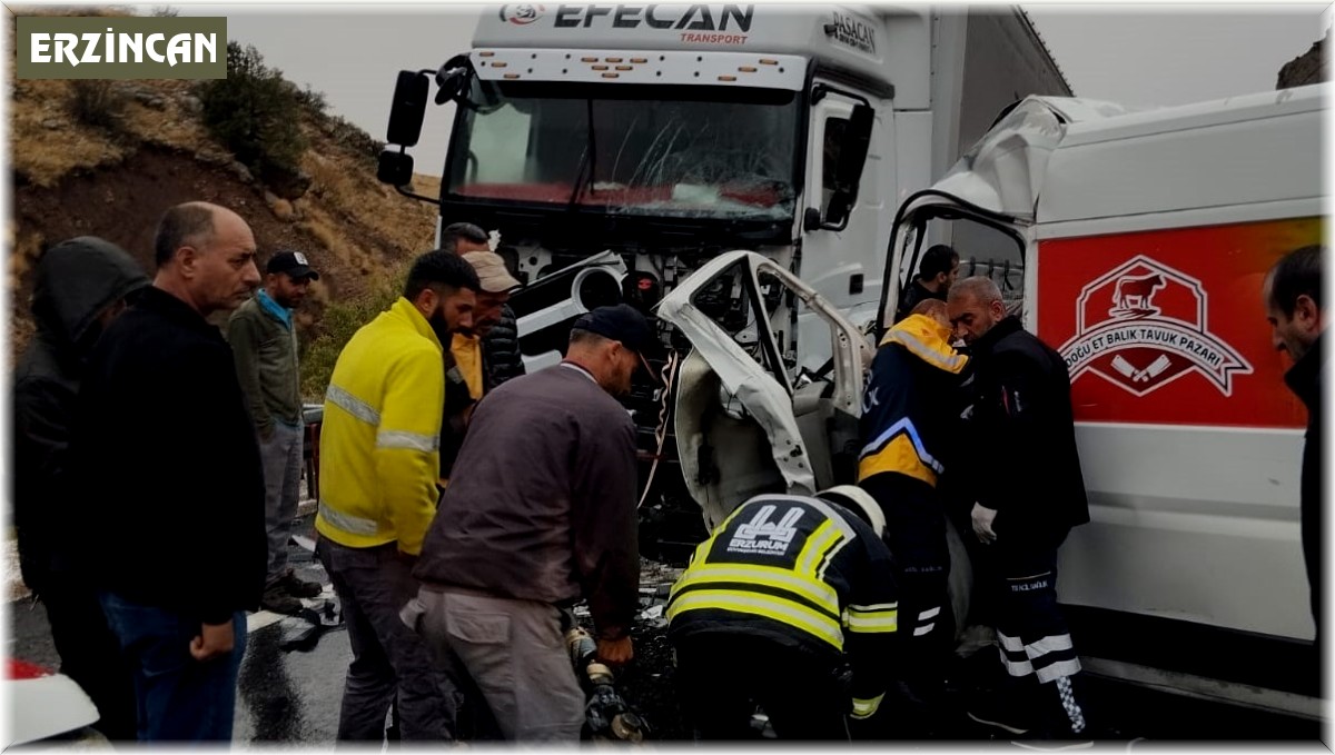 Erzincan'da trafik kazası: 1 ölü, 2 ağır yaralı