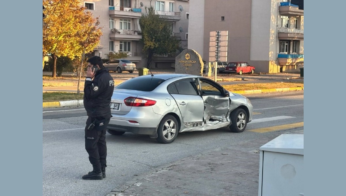 Erzincan'da trafik kazası: 2'i çocuk 4 yaralı